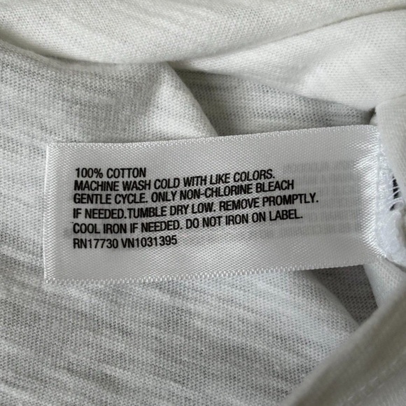 Universal Thread Women's 3pack Fitted V-Neck Short Sleeve T-Shirt black/white - Picture 5 of 6